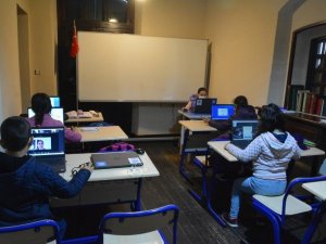 Manisalı öğrenciler EBA Erişim Merkezinde derslerine giriyor