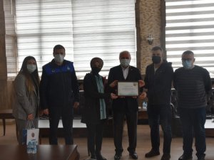 Fırında kalan ekmekleri barınağa bağışlıyorlar