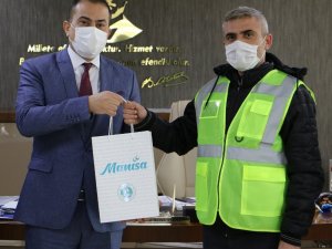 MASKi personeli yolda buldukları telefonu sahibine teslim etti