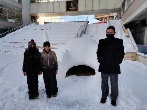 Öğrenciler mescid görünümlü iglo yaptı