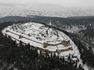 Tarihi Aydos Kalesi’nde kar yağışı kartpostallık görüntüler oluşturdu