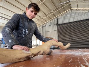 Bu masa ve lambaderler yüzde 100 doğal ahşaptan üretiliyor