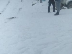 Karda kayan taksiden atlayan yolcu kamerada