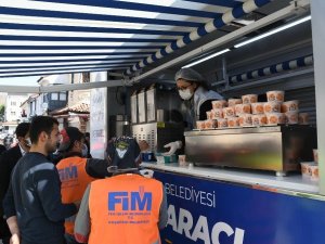 Mobil ikram aracı bu kez belediye işçilerinin içini ısıttı