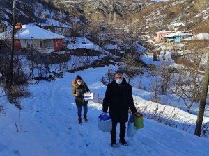 Karlı yolları aşarak aşı yapıyorlar