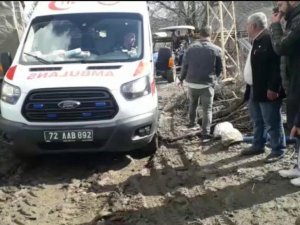 Batman’da hasta almaya giderken çamura saplanan ambulans, traktör yardımıyla kurtarıldı