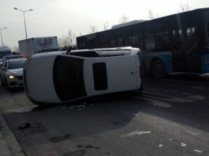 Sultangazi’de araç takla attı, kaza nedeniyle trafik oluştu
