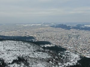 Karlar altındaki Aydos ormanında kartpostallık görüntüler