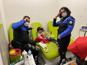 İstanbul Emniyeti’nden Cerrahpaşa’daki miniklere mutluluk paketleri