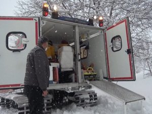 Yaylada mahsur kalan hastaya paletli ambulansla ulaşıldı