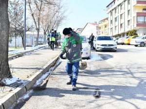 Mamak Belediyesi’nden iki mahallede köşe bucak temizlik