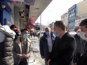Arnavutköy’de ilçe kaymakamı vatandaşlara tek tek izin belgesi sordu