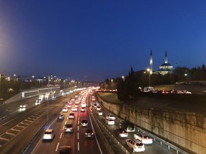 İstanbul’da 56 saatlik kısıtlama sonrası 15 Temmuz Şehitler Köprüsü’nde trafik yoğunluğu