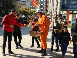 Akdeniz Belediyesi, vatandaşlara portakal suyu dağıttı