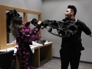 Pandemiden esinlenen moda tasarımcıdan ilginç kostüm tasarımı