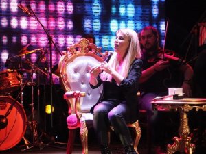 Sahneden inmek bilmediler