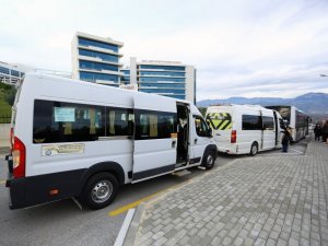 S Plakalı araçlar ile sağlık çalışanlarını ücretsiz taşınıyor