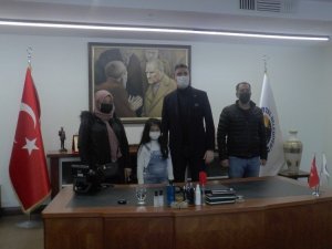 Çöken binadan kurtarılan 7 yaşındaki Azra, Başkan Gökhan Yüksel’i ziyaret etti