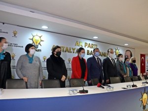 Rus gelin Ksenia’nın AK Parti’yi seçtiğini duyan yerleşik yabancılar üyelik için kuyruğa girdi
