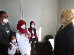 Emine Erdoğan, İzmir’de depremzedelerle bir araya geldi