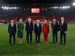 Cumhurbaşkanı Erdoğan İzmir’de yeşil sahaya indi