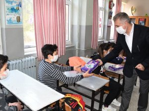 Kuşadası Belediyesi öğrencilere eğitim seti dağıttı