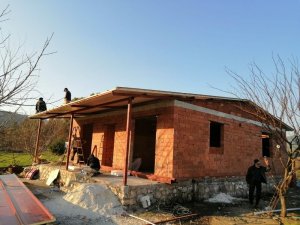 Yangında evleri kül olan çiftin, yeni evinin yapımına başlandı