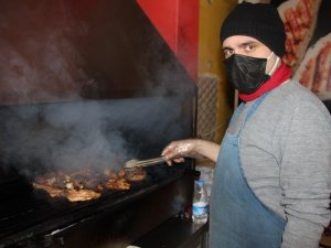 Pikniğe gidemeyen vatandaşlar için mangalı eve taşıdı