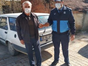 Pazarcı tezgahta bulduğu cüzdanı sahibine ulaştırdı