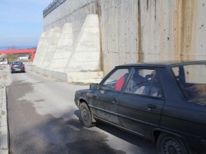 Sinop’ta hastane duvarında tehlike