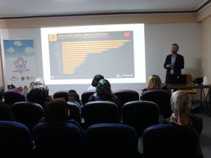 Kadınlara ’Ailede Sosyal Medya Kullanımı’ anlatıldı