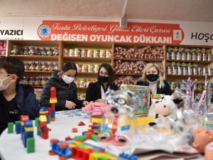Tuzla’da ihtiyaç sahibi çocuklar hem oyun oynuyor hem de oyuncak sahibi oluyor