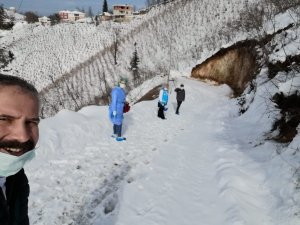 Sağlık çalışanları 2 kilometre yürüyerek, yaşlı şahsa aşı uyguladı