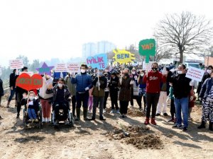 Başkan Sandal, çocuklar ve sporcularla fidan dikti