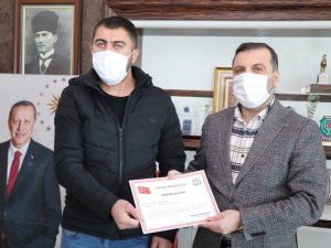 Kavak Belediyesi’nden greyder operatörüne ödül