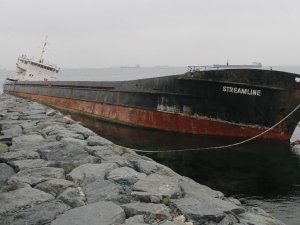 Zeytinburnu’nda karaya oturan gemiden yakıt sızmaya başladı