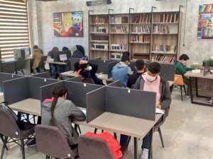 Öğrenciler sınavlara millet kıraathanelerinde hazırlanıyor