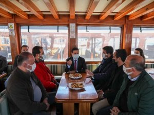 Başkan Aras günlük gezi yapan denizcilerle bir araya geldi