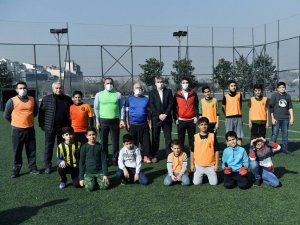 Başkan Yıldız gençlerle birlikte sahaya indi