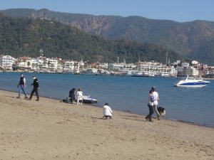 Marmaris’te sıcak havayı gören sahile indi