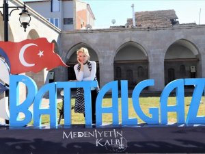 Sanatçı Wilma Elles, Battalgazi’ye hayran kaldı