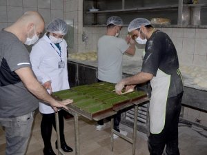 Kuşadası’nda saklama şartlarına uymayan 22,5 kilo unlu mamul imha edildi