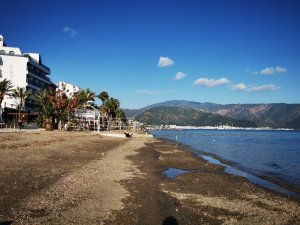 Marmaris’te deniz 1,5 metre çekildi
