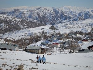 Karlı yolları aşıp, Paşa dedenin aşışını yaptılar