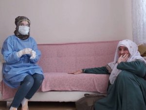 İkinci doz aşıyı olan Fatma Nine: “Rabbim devletimizi kaim eylesin”