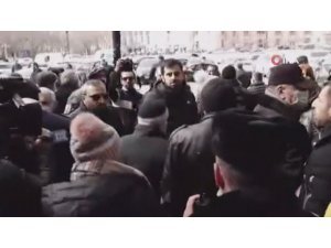 Yüzlerce Paşinyan destekçisi, meydanlara akın etti