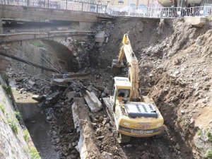 Büyükşehir Belediyesi, Tabakhane Deresi’ndeki çöken duvarın yapımına başlandı