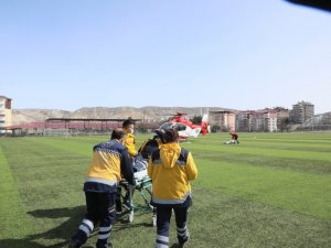 Kalp krizi geçiren 112 personeline ambulans helikopter yetişti