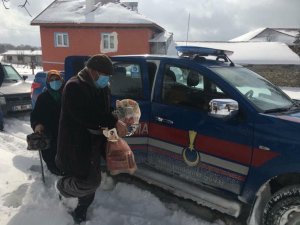 Aşı olmaya gidemeyen yaşlıları jandarma ulaştırdı