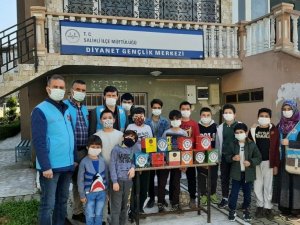 Kuşlar için yuva yapıp, ağaçlara astılar
